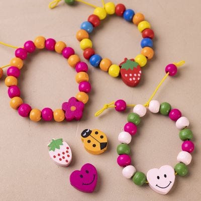 Bracciale elastico con perline di legno in colori vivaci