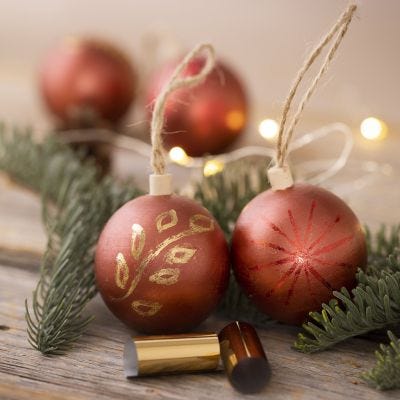 Palline di Natale decorate con vernice artigianale e foglia d'oro decorativa