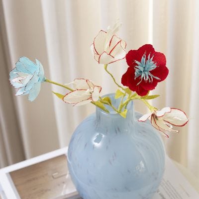 Fiori di carta crespa decorati con pennarelli