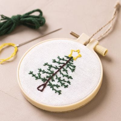 Telaio da ricamo con albero di Natale ricamato