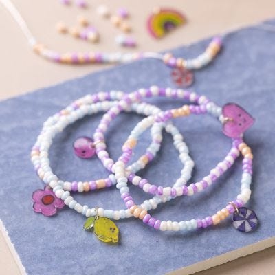Bracciale con perline con ciondolo in plastica termoretraibile