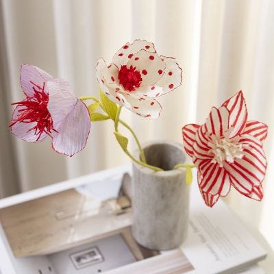 Fiori di carta crespa decorati con pennarelli multipli creativi