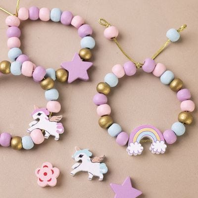 Bracciale elastico con perline di legno in colori pastello