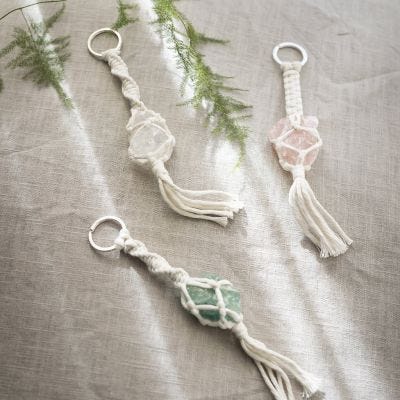 Portachiavi in macramé con cristallo