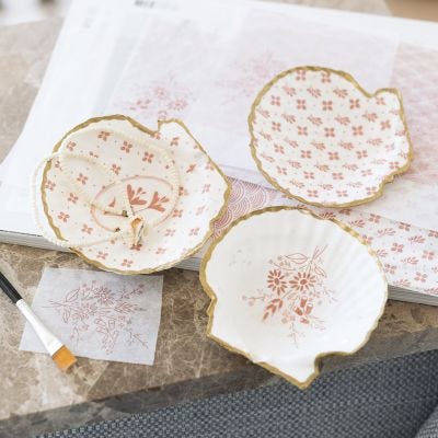 Conchiglie decorate con decoupage e pennarello dorato 