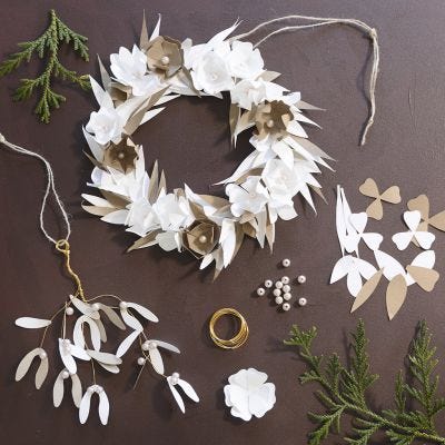 Ghirlanda di fiori e vischio realizzati in carta