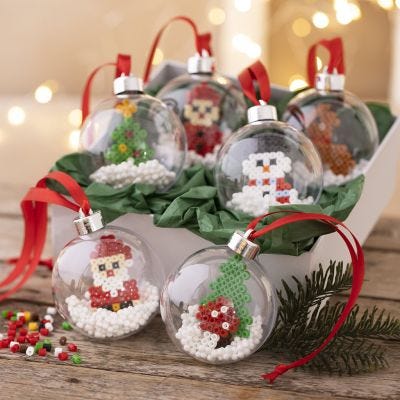 Palline di Natale con figure in perline