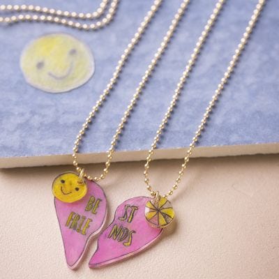 Collana dell'amicizia con ciondolo in plastica termoretraibile