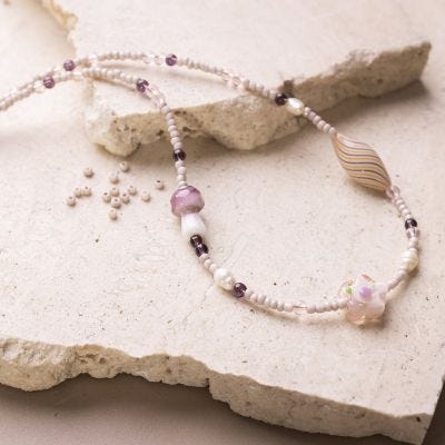 Collana con perline di vetro rosa spesso