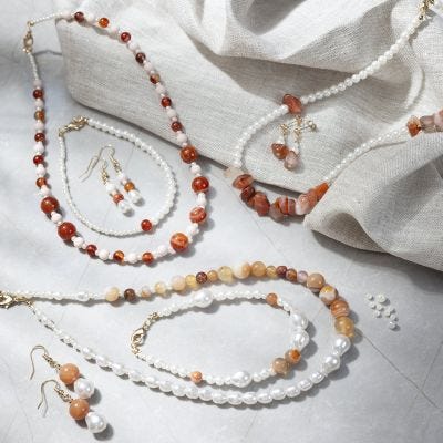 Set di gioielli con agate e perline di cera