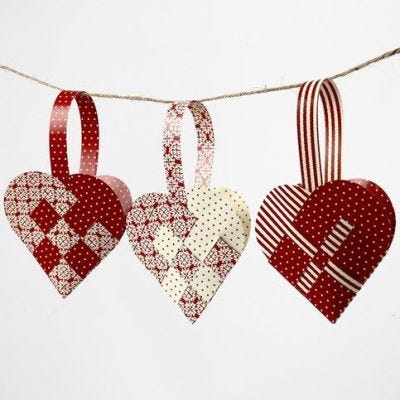 Cestini a cuore intrecciati