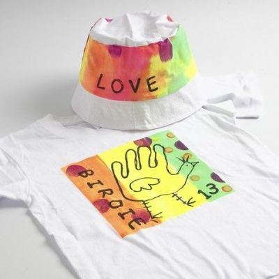 Pittura per stoffa neon su una T-Shirt e su un cappello a secchiello