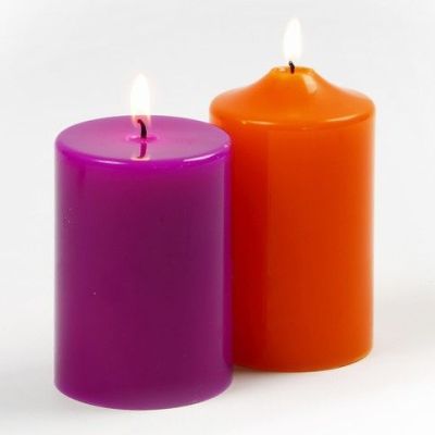 Candele realizzate fondendo la paraffina in una pentola