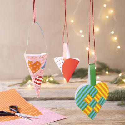 Un cestino a cuore intrecciato e un cono di carta smaltata