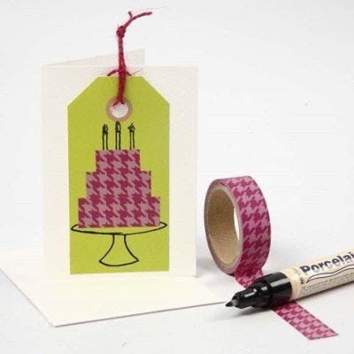 Etichetta manila con disegno grafico creato con il nastro adesivo decorato