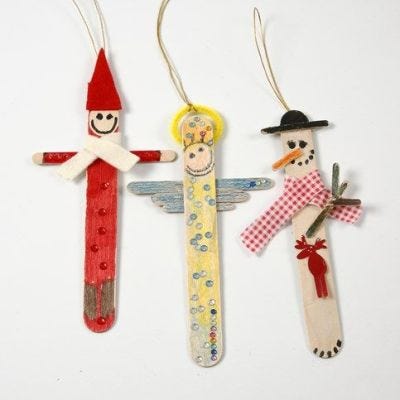 Figure di Natale da bastoncini di ghiacciolo dipinti e decorati