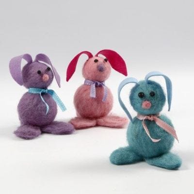 Una lepre infeltrita con orecchie di feltro e occhi di Foam Clay