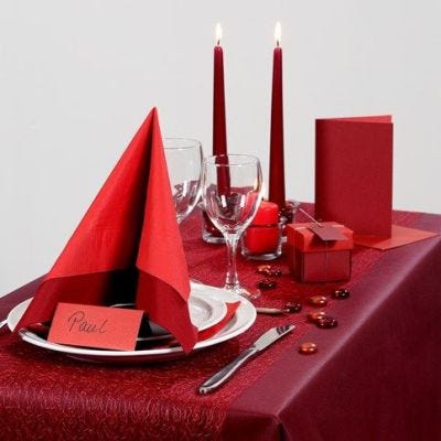 Ispirazioni per la festa con decorazioni da tavolo rosse ecc.