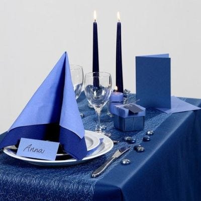 Idea per le feste con decorazioni per la tavola in blu