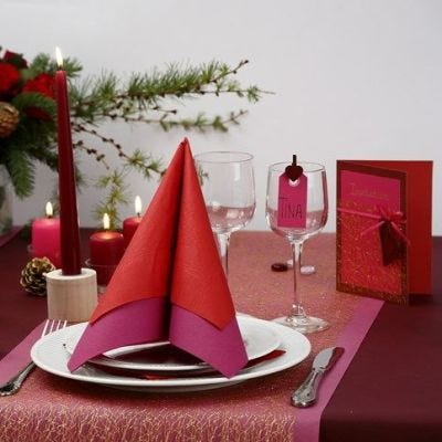 Cartolina di auguri rossa con stoffa a rete dorata