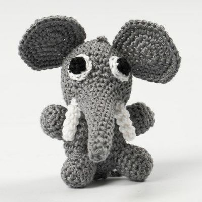 Elefante seduto all'uncinetto