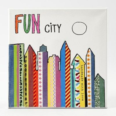 Orizzonte creato con il nastro adesivo decorato su una tela bianca