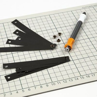 Decorazioni da appendere fatte con strisce di carta nere con occhiello e cordino di cuoio