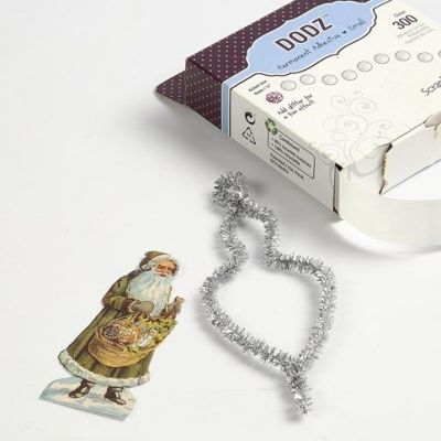 Vintage look Christmas decorations from pipe cleaners and vintage die cuts