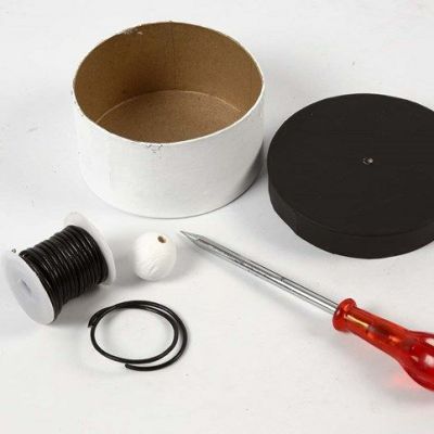 Scatole fatte a mano colorate con vernice lavagna e decorate con un manico sul coperchio