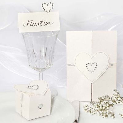Decorazioni per un matrimonio con adesivi a forma di cuore con strass