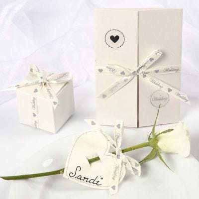 Decorazioni nuziali con romantico nastro in raso