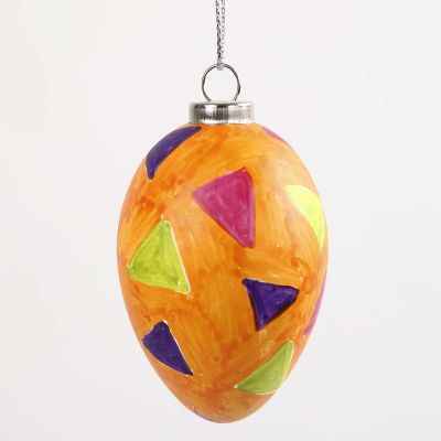 Uovo con motivi fatti con pennarelli per vetro e porcellana