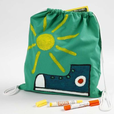 Decorazione per tessuto con i colori a cera su una sacchetta