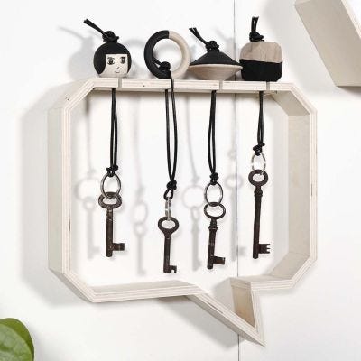 Portachiavi di legno in una mensola con scanalature.