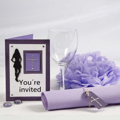 Invito porpora e decorazioni da tavola per Confirmation Party 
