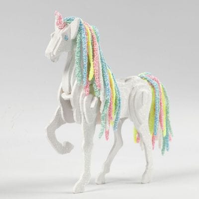 Un cavallo trasformato in un unicorno