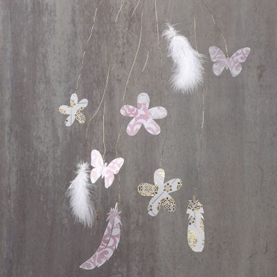 Decorazioni pendenti con ritagli e piume su filo di ottone