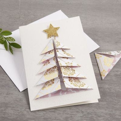 Un biglietto d'auguri natalizio con albero di Natale 3D in carta fantasia Vivi Gade