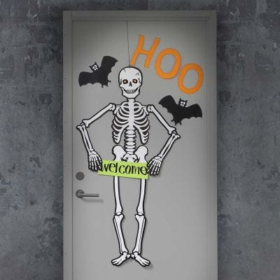 Porta di Halloween decorata con un grande scheletro e pipistrelli