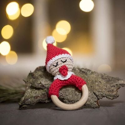 Un baby elfo all'uncinetto con un ciuccio