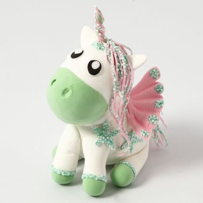 Un unicorno in Silk Clay con ali