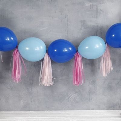 Una ghirlanda di palloncini collegati e nappe