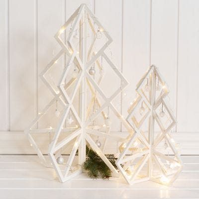 Un albero di Natale 3D in legno con decorazioni e palline natalizie
