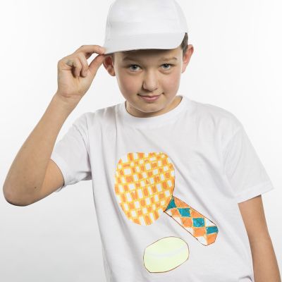 T-Shirt decorata con motivo sportivo su carta trasferibile