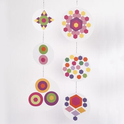 Decorazione mobile con collage di carta colorata