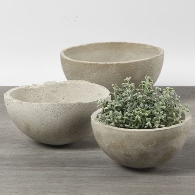 Ciotole di cemento colate in stampi di plastica