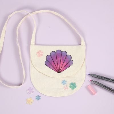 Una borsa con conchiglia decorata con pennarelli per stoffa