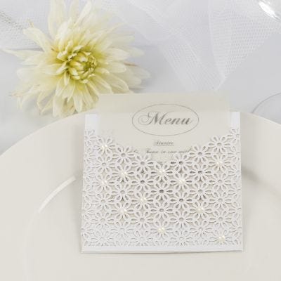 Menù nuziale inserito in una tasca realizzata con cartoncino decorato a motivi