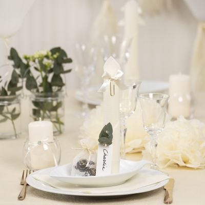 Decori da tavola bianco sporco con fiori di carta