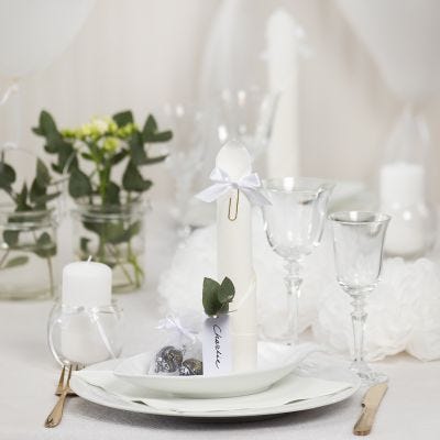 Decori da tavola bianchi con fiori di carta